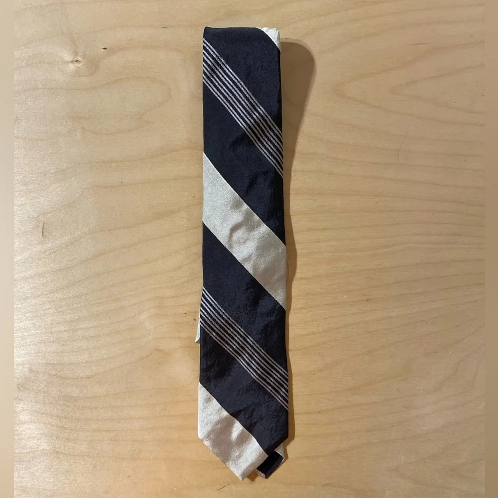 Brooks Brothers Elegant Black and Cream Striped Tie (OO)